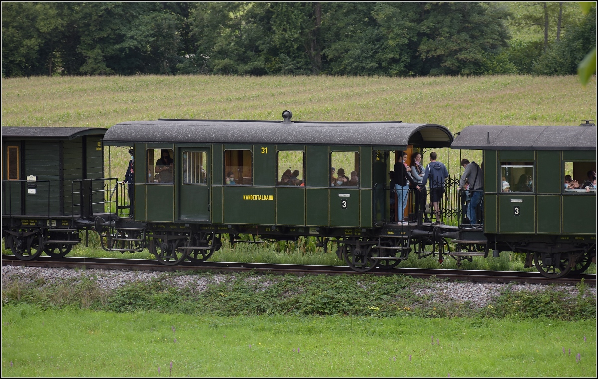 Das Kanderli und sein exquisiter Wagenpark.

Wagen mit Gepäckteil CPwi 31 der Wohlen-Meisterschwanden-Bahn wurde 1916 von der SIG in Neuhausen gebaut. Er kam 1993 zur Kandertalbahn. Rümmingen, September 2020.