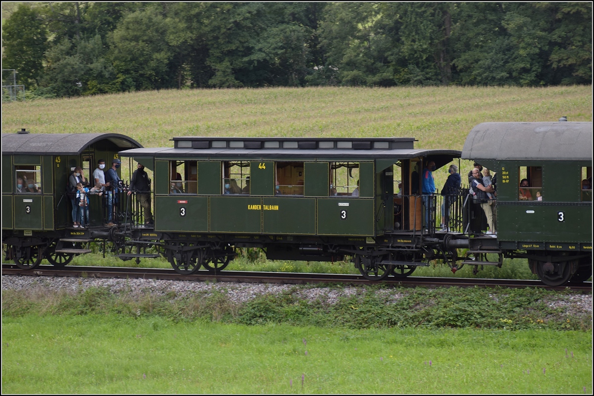 Das Kanderli und sein exquisiter Wagenpark.

Wagen 44 war 1894 für die Kaiserstuhlbahn von der Waggonfabrik Ludwigshafen gebaut und kam erst 1970 zur Kandertalbahn für den Museumsbetrieb. Rümmingen, September 2020.