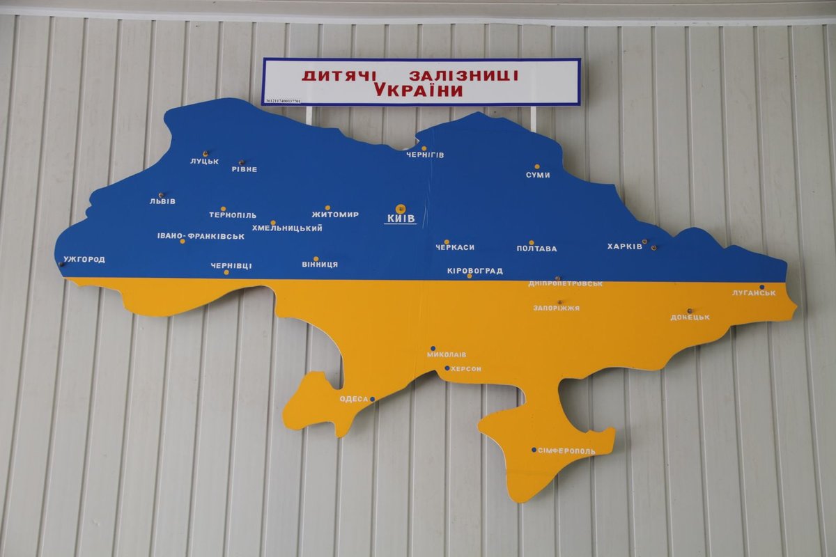 Das ist eine Karte der Ukraine wo es überall Kinderbahnen wie in  Zaporoshje gibt.
Muss man nochmal genauer studieren um was für Gefährte es sich da handelt. Fotografiert am 7 August 2016. 