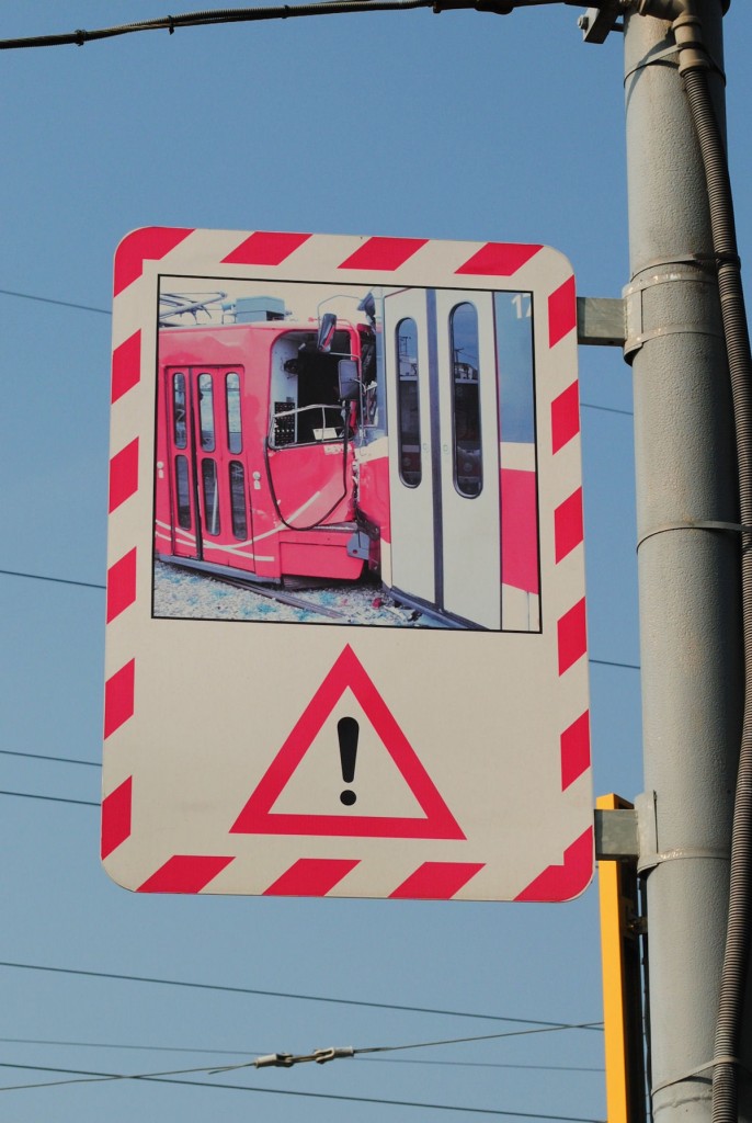 Das ist kein Verkehrsspiegel, sondern ein (offenbar anlaßbezogener) Warnhinweis vor der etwas unübersichtlichen Einfahrt in die Wendeschleife Stary Liskovec.(29.03.2014)