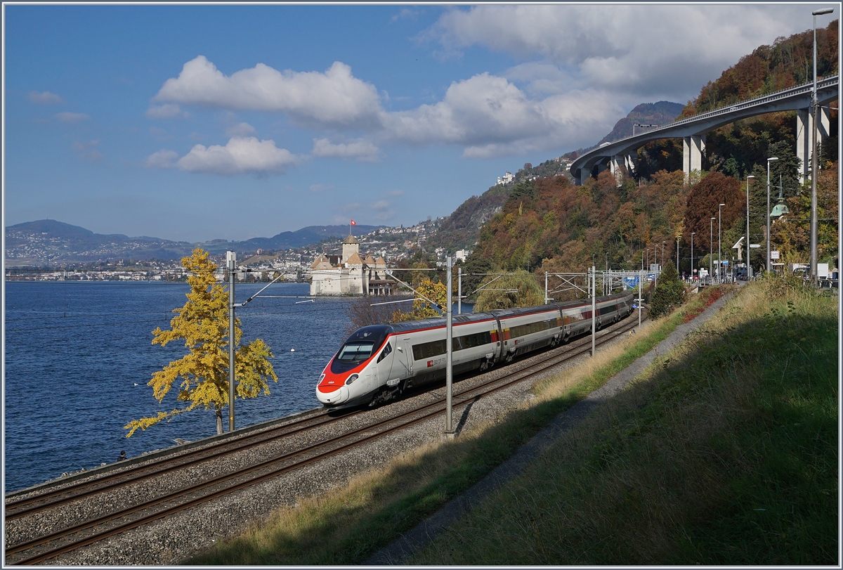 Das klassische Herbstbild: Ein SBB RABe 503 als EC 32 von Milano nach Genève vor der Kulisse des Château de Chillon.
3. Nov. 2016