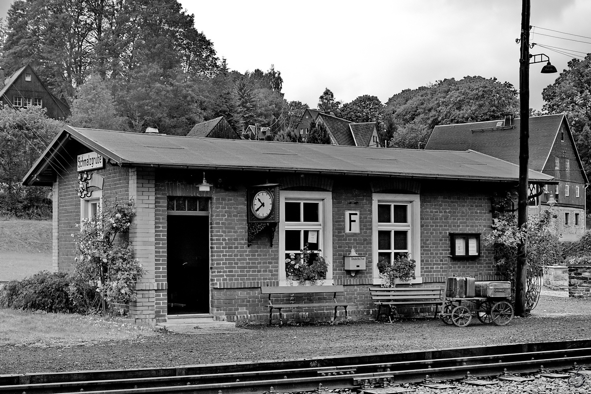 Das kleine Empfangsgebäude am Bahnhof Schmalzgrube. (September 2020)