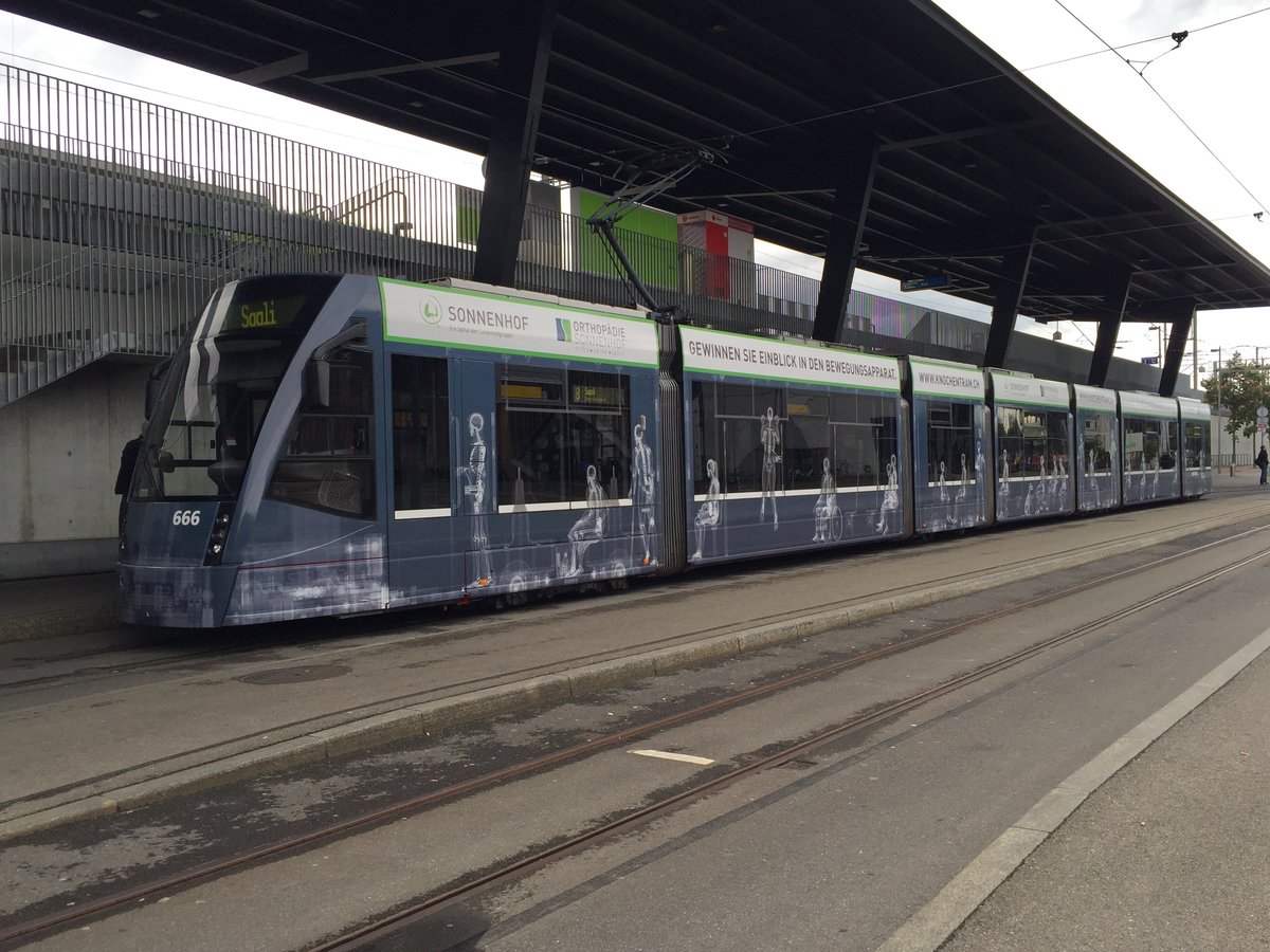 Das Knochentram Nr. 666 am 24.5.2016 beim Bhf Brünnen Westside.