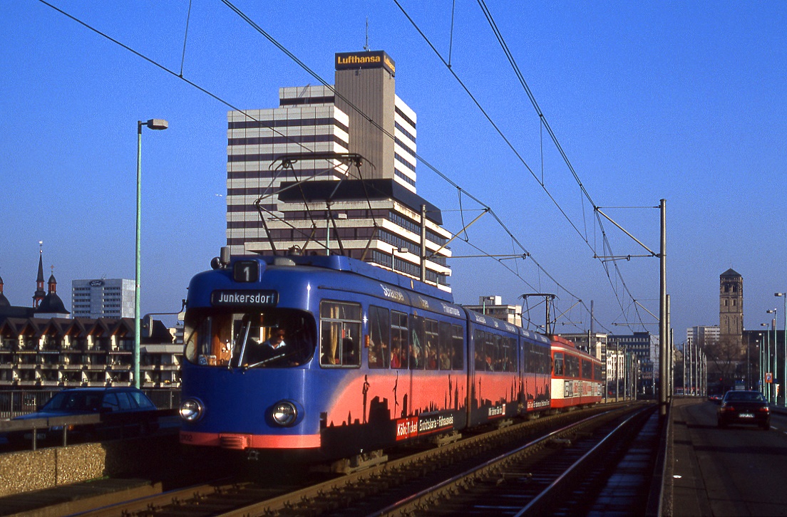 Das Kölner Gespann aus Tw 3102 und 3124 auf der Deutzer Brücke, 16.12.1995.