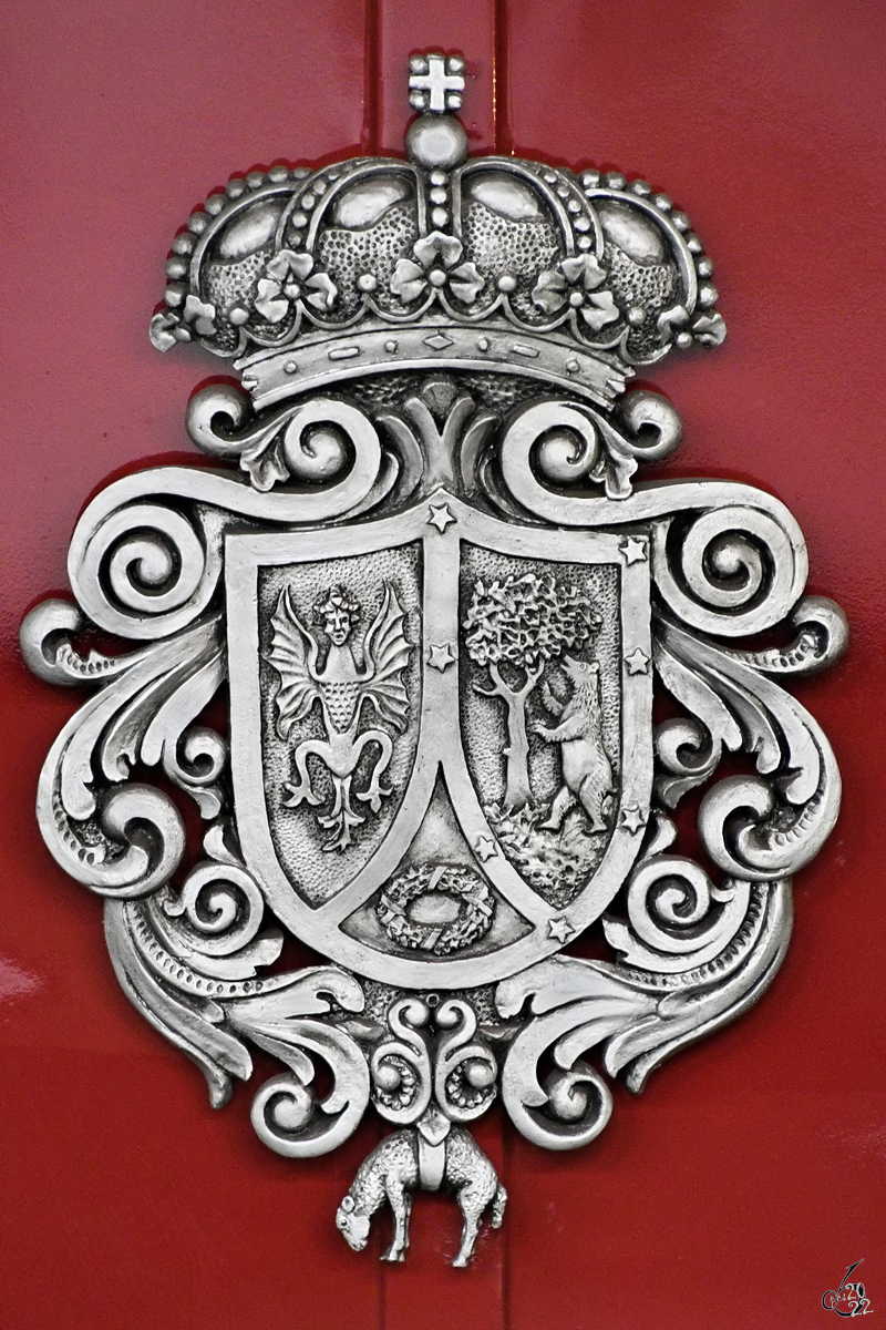 Das königliche Emblem auf einem historischen Metrozug. (Madrid, November 2022)
