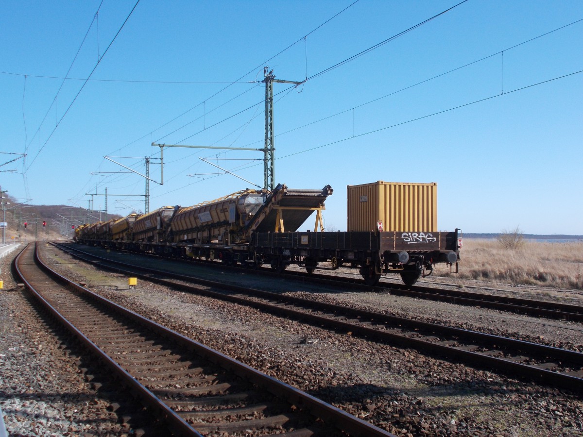 Das Kreuzungs-und Überholgleis in Lietzow wurde zum Abstellen von einem Bauzug genutzt.Aufnahme vom 09.März 2015.