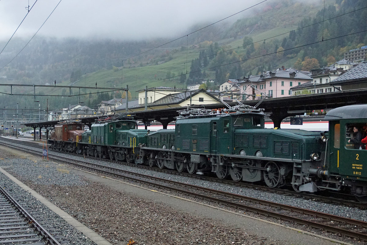 Das KROKODIL Ce 6/8 II 14253.
Eine Loklegende feierte 100 Jahre.
Am Dienstag den 31. Dezember 2019 ging das Jubiläumsjahr zu Ende.
Am 19. Oktober 2019 fand zu diesem Anlass von SBB HISTORIC eine Sonderfahrt von Erstfeld nach Bellinzona und zurück statt. Der Extrazug bestehend aus 10 historischen Reisezugwagen wurde mit den Ce 6/8 II 14253, Be 6/8 III 13302 und der Ce 6/8 III 14305 geführt. Auf dem Streckenabschnitt mit ETCS-L2 leistete die Re 420 192-7 Vorspanndienst.
Die Schlechtwetteraufnahmen entstanden in Erstfeld, Faido, Bellinzona und Airolo.
Foto: Walter Ruetsch 