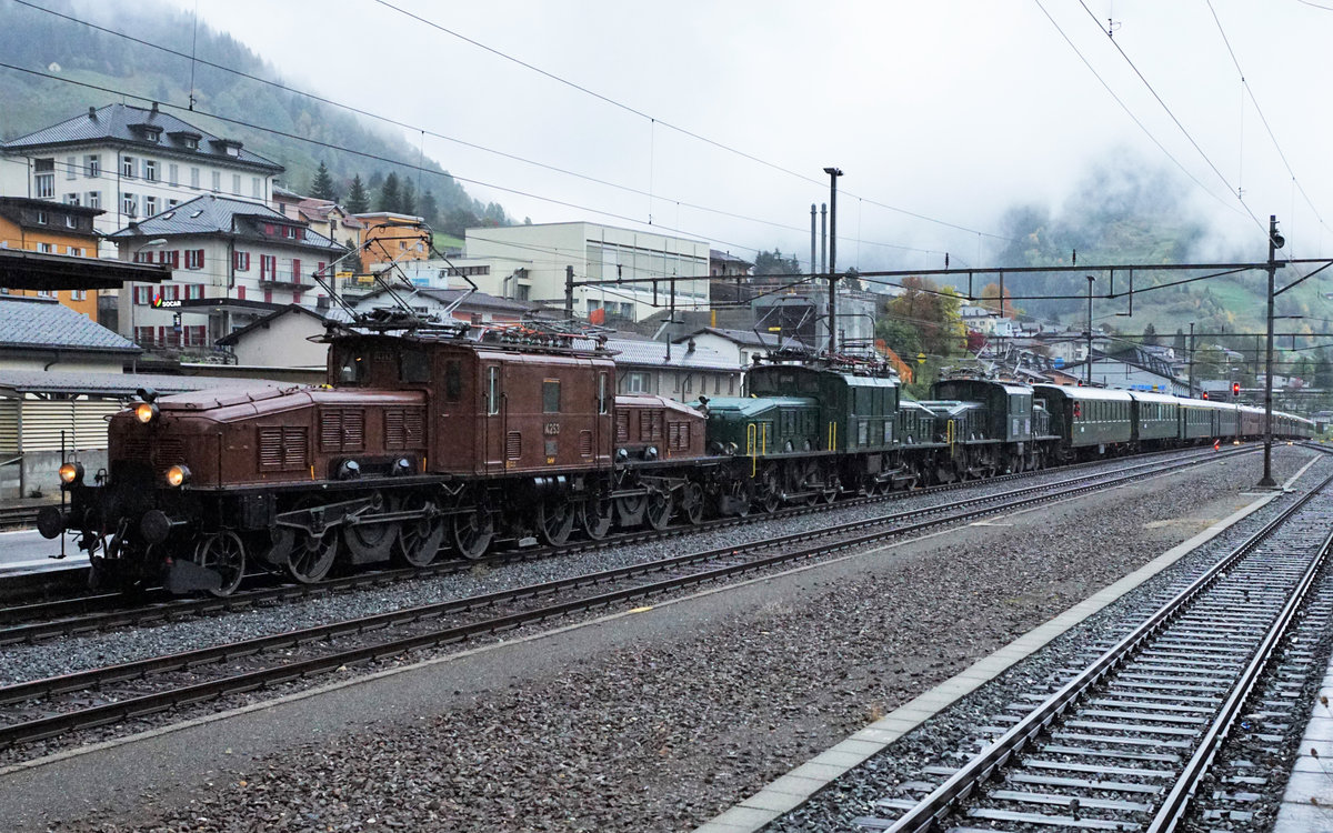 Das KROKODIL Ce 6/8 II 14253.
Eine Loklegende feierte 100 Jahre.
Am Dienstag den 31. Dezember 2019 ging das Jubiläumsjahr zu Ende.
Am 19. Oktober 2019 fand zu diesem Anlass von SBB HISTORIC eine Sonderfahrt von Erstfeld nach Bellinzona und zurück statt. Der Extrazug bestehend aus 10 historischen Reisezugwagen wurde mit den Ce 6/8 II 14253, Be 6/8 III 13302 und der Ce 6/8 III 14305 geführt. Auf dem Streckenabschnitt mit ETCS-L2 leistete die Re 420 192-7 Vorspanndienst.
Die Schlechtwetteraufnahmen entstanden in Erstfeld, Faido, Bellinzona und Airolo.
Foto: Walter Ruetsch 
