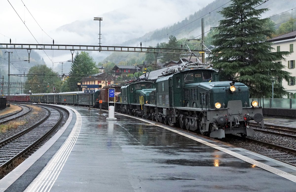 Das KROKODIL Ce 6/8 II 14253.
Eine Loklegende feierte 100 Jahre.
Am Dienstag den 31. Dezember 2019 ging das Jubiläumsjahr zu Ende.
Am 19. Oktober 2019 fand zu diesem Anlass von SBB HISTORIC eine Sonderfahrt von Erstfeld nach Bellinzona und zurück statt. Der Extrazug bestehend aus 10 historischen Reisezugwagen wurde mit den Ce 6/8 II 14253, Be 6/8 III 13302 und der Ce 6/8 III 14305 geführt. Auf dem Streckenabschnitt mit ETCS-L2 leistete die Re 420 192-7 Vorspanndienst.
Die Schlechtwetteraufnahmen entstanden in Erstfeld, Faido, Bellinzona und Airolo.
Foto: Walter Ruetsch 