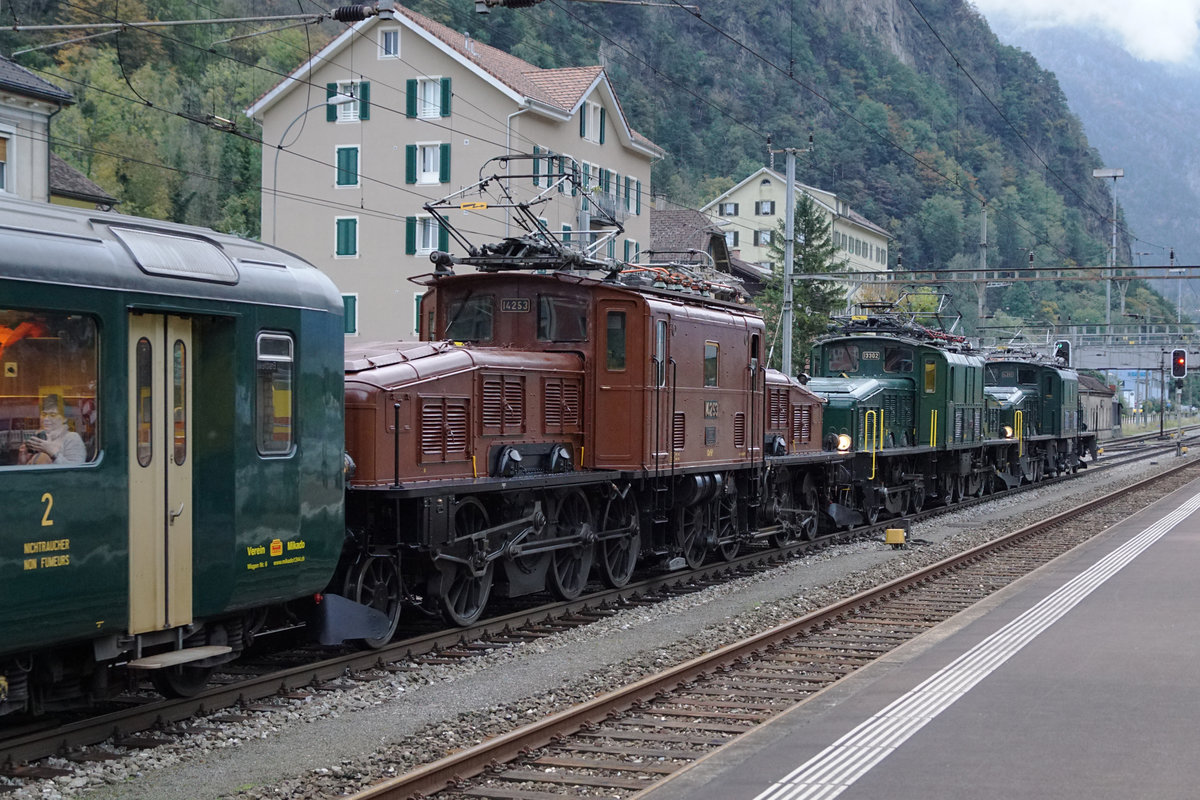Das KROKODIL Ce 6/8 II 14253.
Eine Loklegende feierte 100 Jahre.
Am Dienstag den 31. Dezember 2019 ging das Jubiläumsjahr zu Ende.
Am 19. Oktober 2019 fand zu diesem Anlass von SBB HISTORIC eine Sonderfahrt von Erstfeld nach Bellinzona und zurück statt. Der Extrazug bestehend aus 10 historischen Reisezugwagen wurde mit den Ce 6/8 II 14253, Be 6/8 III 13302 und der Ce 6/8 III 14305 geführt. Auf dem Streckenabschnitt mit ETCS-L2 leistete die Re 420 192-7 Vorspanndienst.
Die Schlechtwetteraufnahmen entstanden in Erstfeld, Faido, Bellinzona und Airolo.
Foto: Walter Ruetsch 