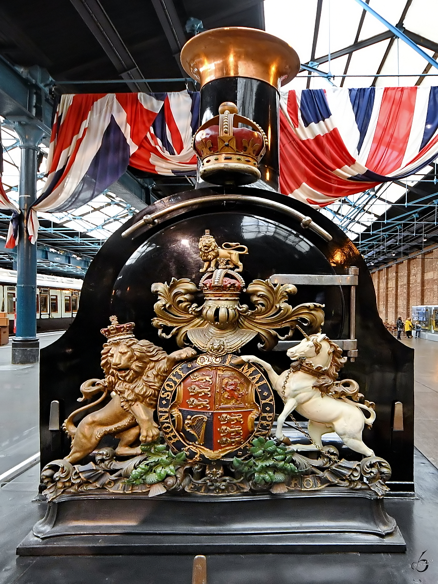 Das kunstvoll gestaltete Wappen des Vereinigten Königreichs an der Front von No.214  Gladstone . (National Railway Museum York, Mai 2019)
