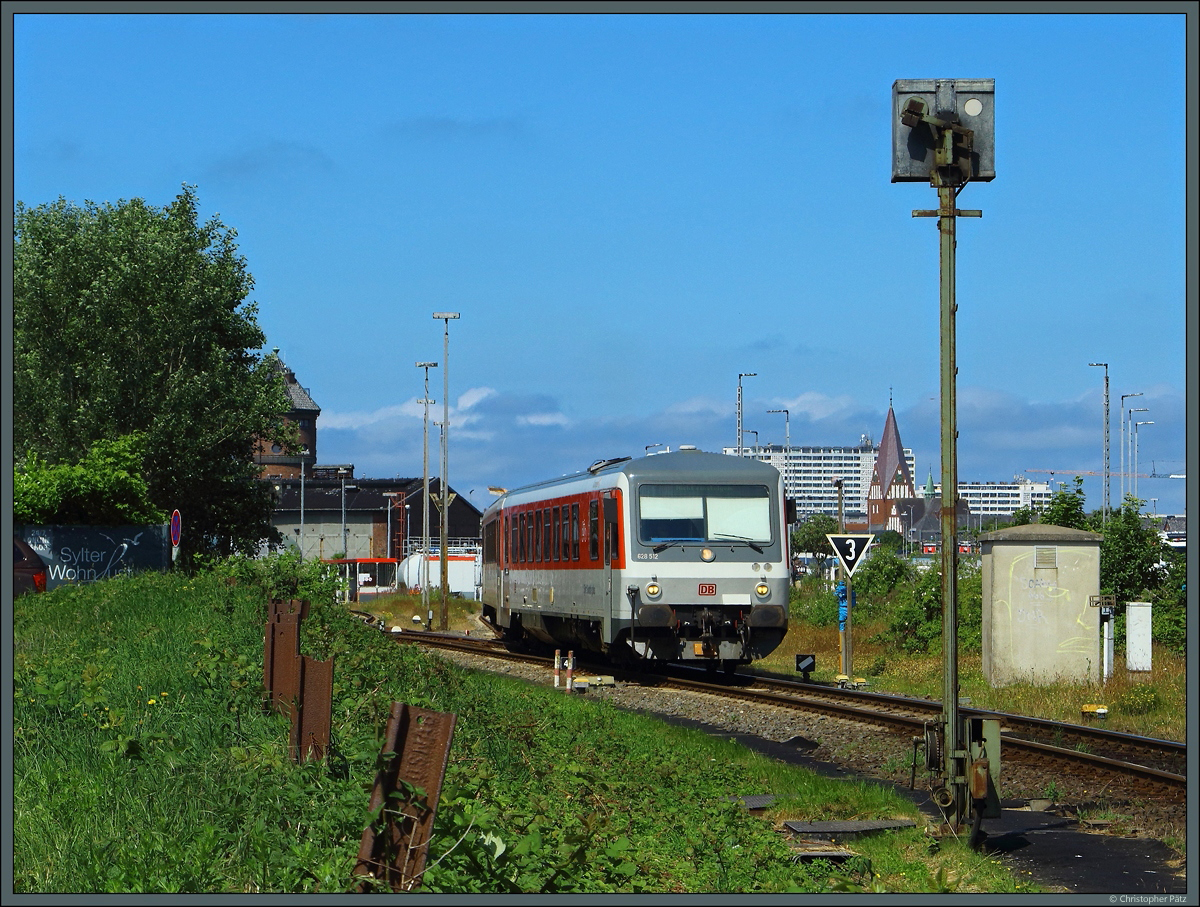 Das Kuppeln der als Syltshuttle Plus bezeichneten VT 628 an die Autozüge der DB erfordert umfangreiche Rangiermanöver im Bahnhof Westerland. 628 512 rollt am 02.07.2021 über die Weiche 4 unweit des alten Bahnbetriebswerkes (links im Hintergrund).