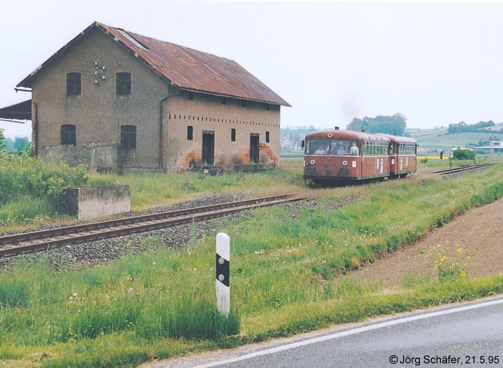 Das Lagerhaus dominierte den Bahnhof Unterneuses. Blick nach Osten auf den Schienenbus nach Ebrach am 21.5.95.