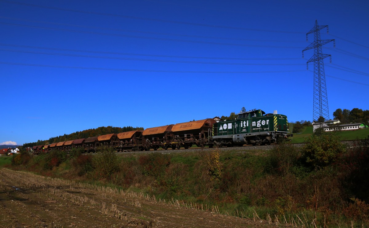 Das lange Wochenende wir wiedermal zum bauen genutzt. Diesmal nächst Hollenegg . Zur Vorbereitung bringt DH 1100.1 Schotter an die Baustelle. Hier bei den Kresteichen am 21.Oktober 2015