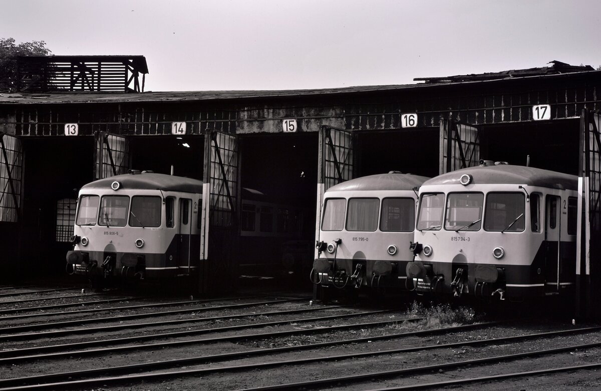Das lebendige Bw Limburg und seine DB-Baureihe 515/815:
V.l.n.r. : 815 806-5, 815 795-0 und 815 794-3.
Datum: 22.08.1985