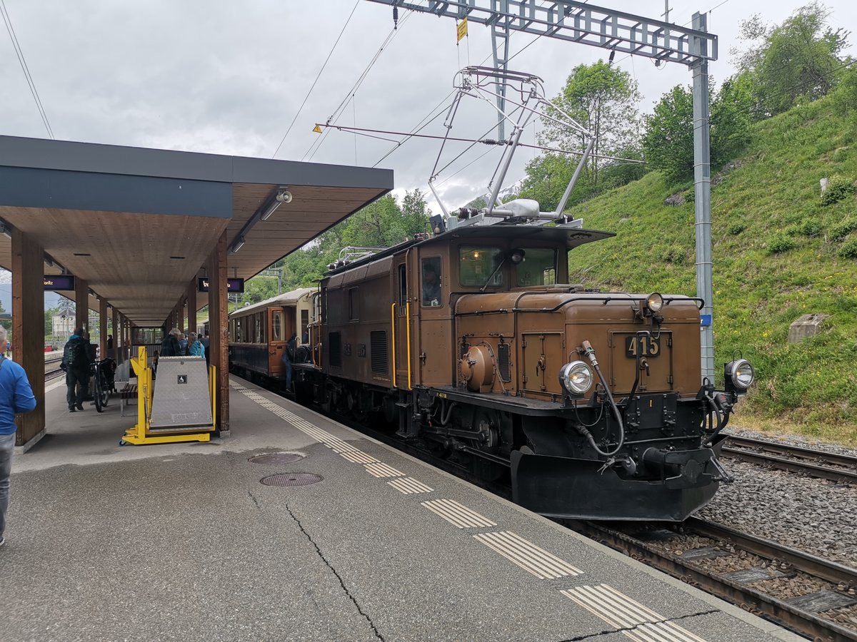 Das legendäre RhB Krokodil Ge 6/6 415 ist gerade mit dem Regio aus Davos im Bahnhof Filisur angekommen. Dieser Zug wird mit historischem Rollmaterial geführt und ist nicht zuschlagspflichtig
