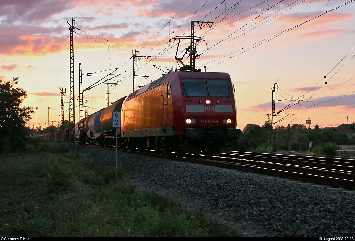 Das letzte Bild des Tages zeigt einen gemischten Gz mit 145 045-1 DB, der in der Saaleaue bei Angersdorf auf der Bahnstrecke Halle–Hann. Münden (KBS 590) Richtung Halle (Saale) fährt.
Aufgenommen im abendlichen Gegenlicht.
[10.8.2018 | 20:38 Uhr]