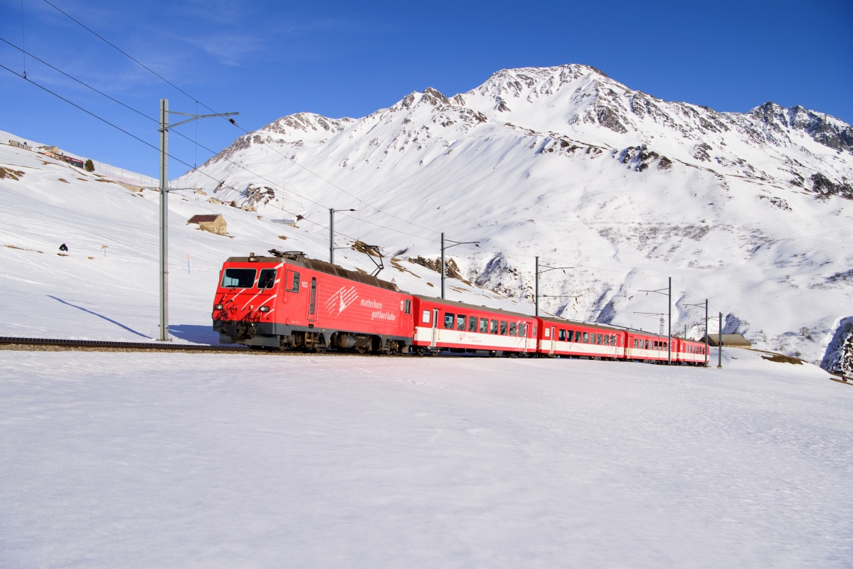 Das letzte Bild des Tages zeigt die HGe 4/4 II 103 mit einem Regionalzug Richtung Disentis.

Nätschen, 22.02.2020.
