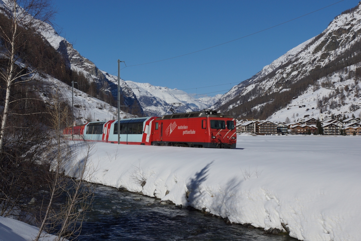 Das letzte Bild des Tages zeigt die HGe 4/4 II 3 mit dem R 241 bei Täsch.