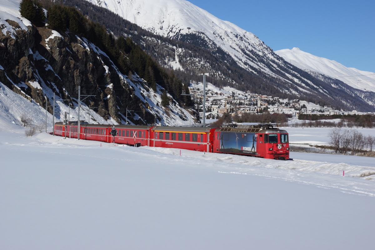 Das letzte Bild des Tages zeigt die Ge 4/4 II 617 mit einem Extrazug zum Engadin Skimarathon bei Celerina (09.03.2014).