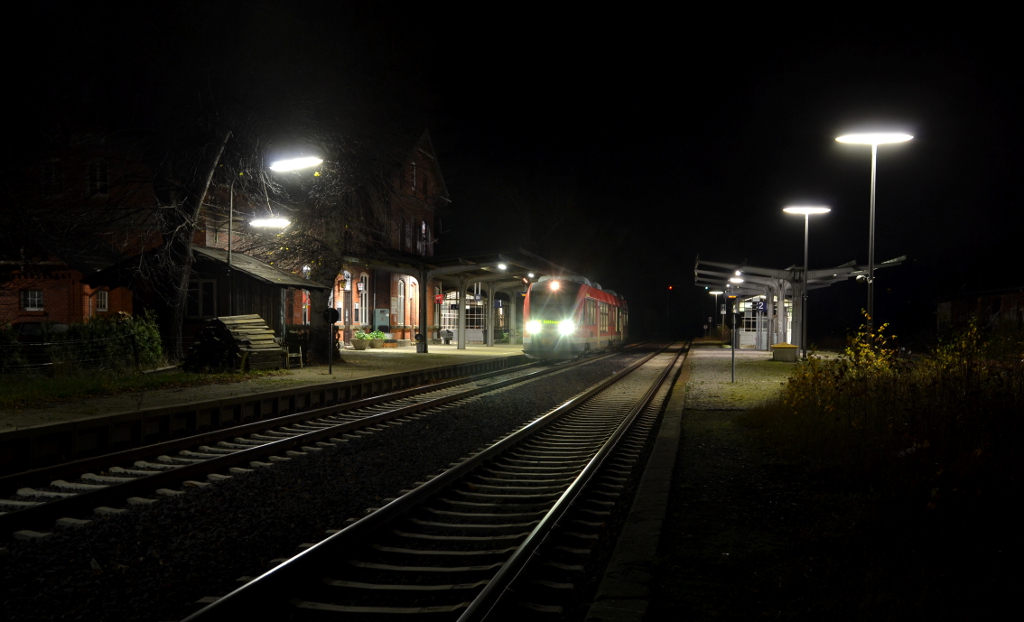 Das letzte Bild des Tages entstand in Langelsheim, wo gerade RB 14228 nach Kreiensen steht. 23.11.2014