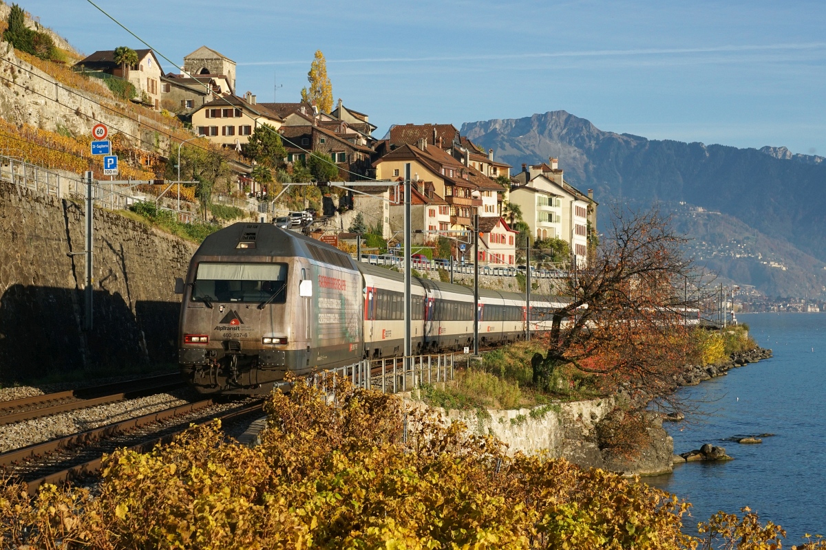Das letzte Bild des Tages zeigt die Re 460 107-6 am 07.11.2015 bei St-Saphorin.