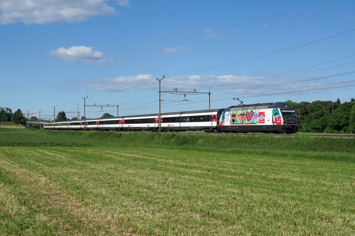 Das letzte Bild des Tages zeigt nochmals die Re 460 099-5 mit der Gottardo-Werbung der Mobiliar (Nyon, 15.05.2016).