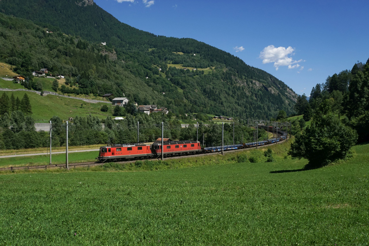 Das letzte Bild des Tages zeigt eine weitere Re 10/10, bestehend aus der Re 4/4 II 11252 und der Re 6/6 11609 (Rodi-Fiesso, 19.07.2016).