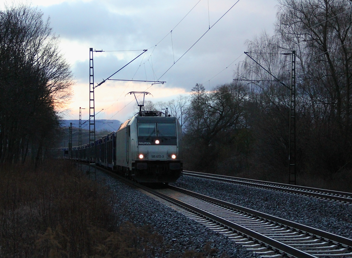 Das letzte Bild vom Jahr 2013 zweigt 185 672-3, die leere Autotransportwagen in Richtung Süden durch Wehretal-Reichensachsen zieht. Aufgenommen am 29.12.2013.