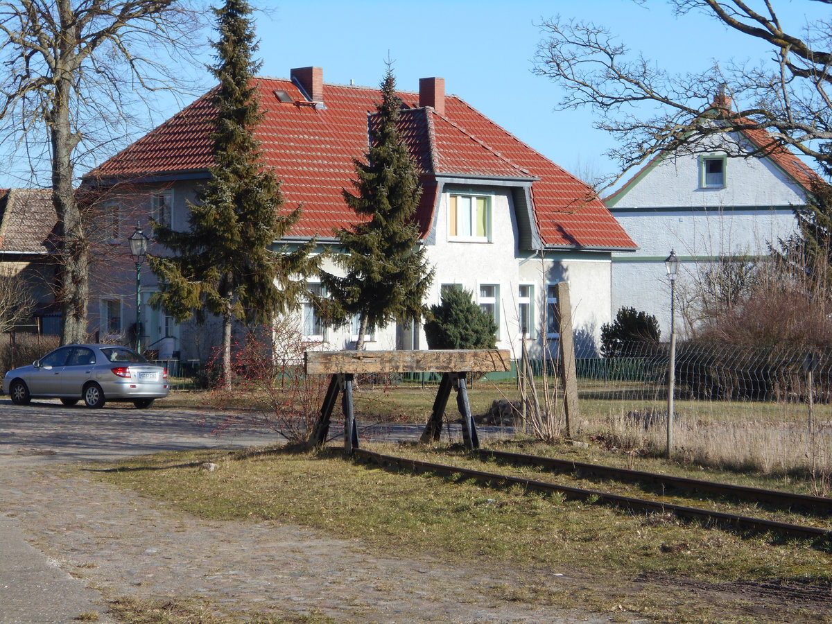 Das letzte Gleisstück und der letzte Prellbock auf dem Bahnhofsvorplatz am ehemaligen 
Bahnhof Röbel.Aufnahme vom 16.Februar 2019.