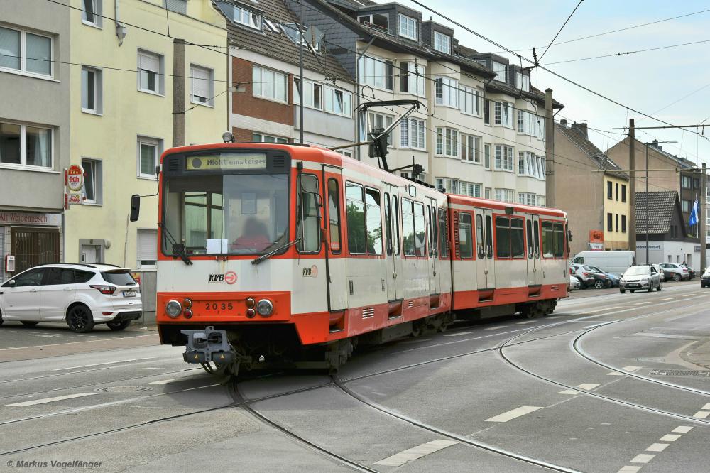 Das letzte Linienfahrzeug der KVB im alten Farbschema (B-Wagen 2035) auf der Kreuzung Neusser Str./Simonskaul am 03.06.2020.
