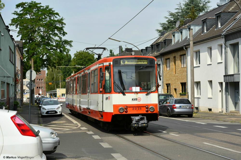 Das letzte Linienfahrzeug der KVB im alten Farbschema (B-Wagen 2035) auf der Simonskaul am 03.06.2020.