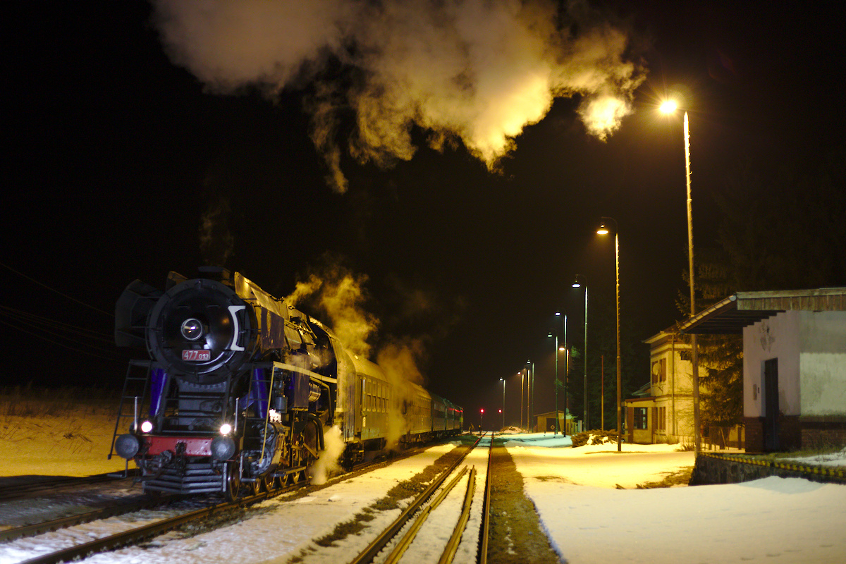 Das letzte Nachtfoto an diesem Abend zeigt die 477.013 im Bahnhof von Červená Skala. (16.02.2017)