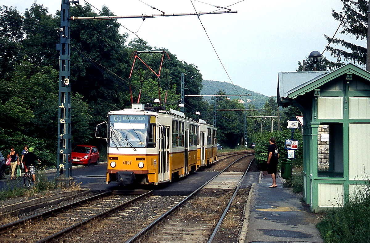 Das letzte Stück der Linie 61 nach Hüvösvölgy hat Überlandbahncharakter wie hier im Juni 2011 an der Haltestelle Heinrich Istvan ut. mit dem Tatra-T5C5 4007
