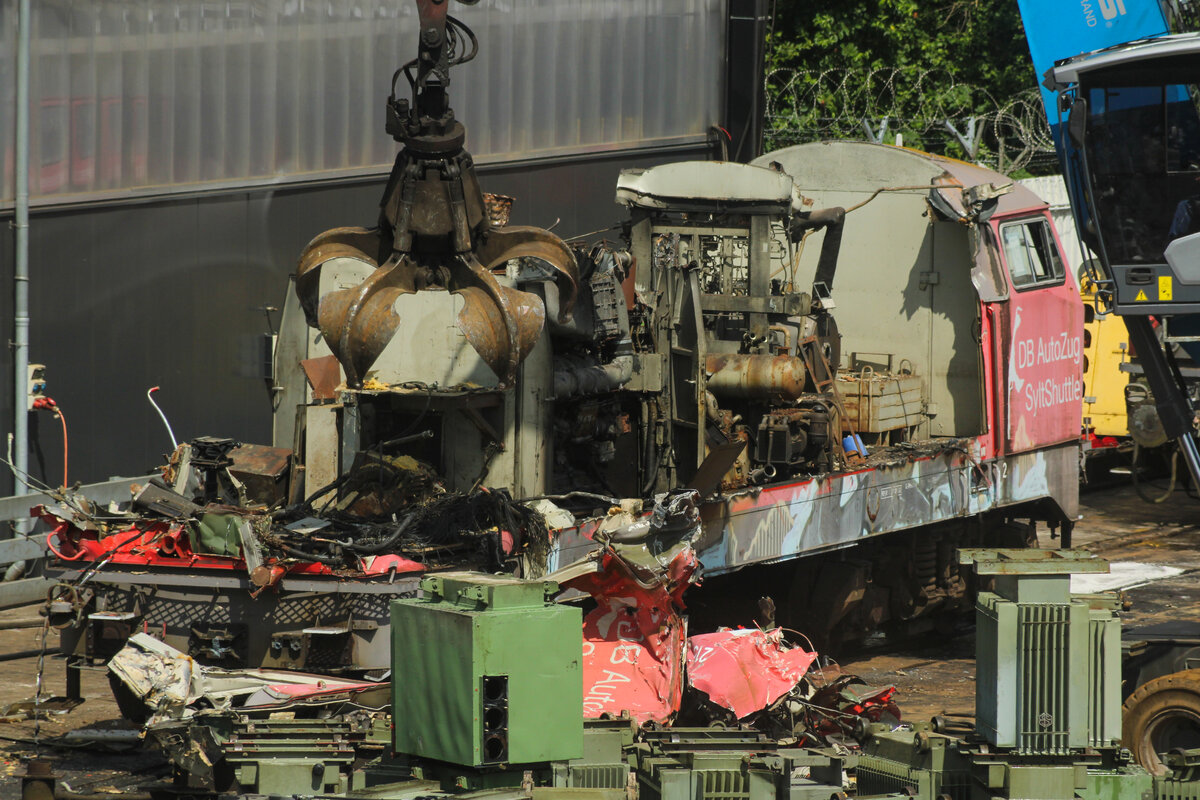Das letzte Stündlein hat für 215 902-8 geschlagen: Die Lokomotive wurde am Mittag des 17.07.2025 beim Bender in Opladen verschrottet.