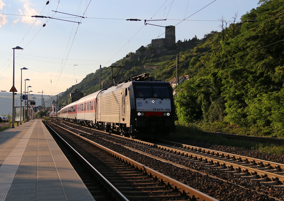 Das Licht des Tages schwindet allmählich; Zeit für die Autoreisezüge am Rhein. Hier kommt 198 932 (ES 64 F4-032) mit AZ in Richtung Süden durch Kaub am Rhein. Aufgenommen am 16.07.2014.