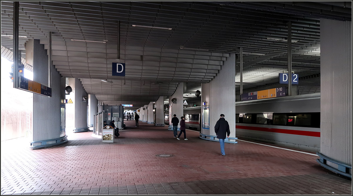 Das Licht kommt von der Seite -

Blick in den Bahnhofs Kassel-Wilhelmshöhe. In diesem Bereich sind die Bahnsteige mit einem Parkdeck überbaut. Das Tageslicht fällt überwiegend seitlich in die eher düsteren Bahnsteige.

15.03.2017 (M)
