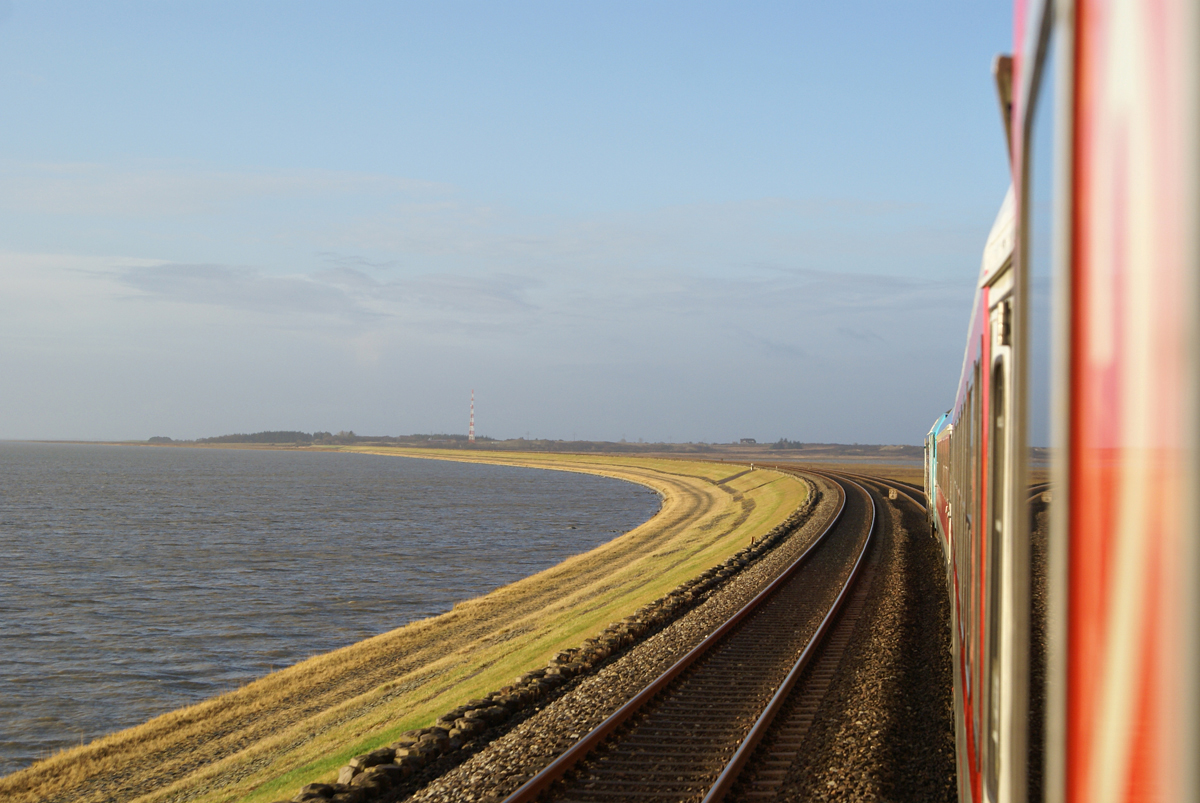 Das Licht und das Meer machen einen Ausflug nach Sylt zu etwas Besonderem. Am 16.12.2016 kommt bei der Fahrt eines RE von Hamburg-Altona nach Westerland über den Hindenburgdamm die Insel Sylt in Sicht.