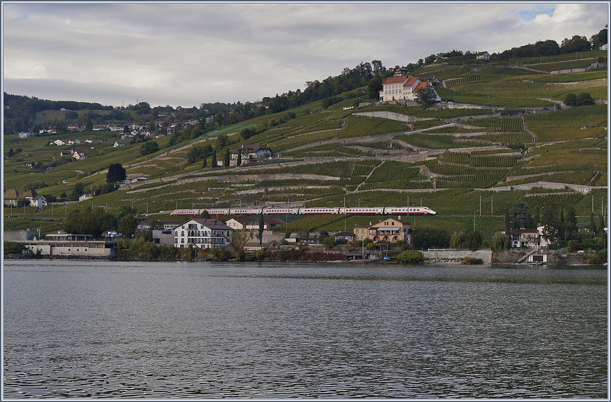 Das Licht und Schattenspiel nicht ganz gewonnen, trotzdem bietet der FS ETR 610 als EC 34 auf seiner Fahrt von Milano nach Genève bei Cully einen schönen Kontrast im Lavaux. 

1. Okt. 2019