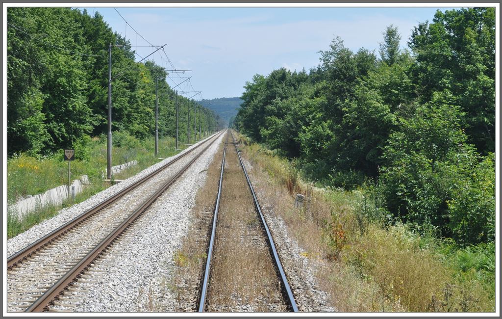Das linke Geleise gehrt zur Strecke Zagreb - Ogulin und das rechte zur Strecke Split - Ogulin. Mit dem ICN wird dieser Streckenabschnitt normalerweise nicht befahren, da es am Ende dieser sechs Kilometer langen Doppelspur eine Verbindungskurve von Split nach Zagreb gibt. Da wir aber mit einer Ersatzkomposition mit 2044 und Wagen unterwegs waren, gabs in Ogulin einen Wechsel auf elektrische Traktion. Links wird mit etwa 120km/h gefahren, auf dem rechten Geleise waren es gefhlte 30 km/h. (03.07.2013)