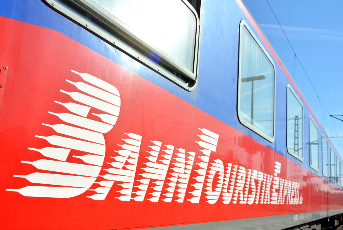 Das Logo des BTE AutoReiseZug (RDC Deutschland, RDC 1310) am 22. Mai 2022 beim morgendlichen Halt in Frankfurt/Main Süd auf dem Weg von Hamburg-Altona nach Basel und Lörrach. 