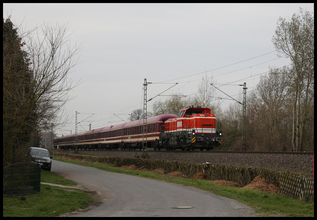 Das eine Lok der RVM mit einem Personenzug über die Rollbahn fährt, kommt selten vor. Am 20.3.2019 kam RVM 55 bei trüber Witterung mit einer Leergarnitur von Euroexpress von Münster in Richtung Osnabrück um 9.19 Uhr durch Hasbergen.