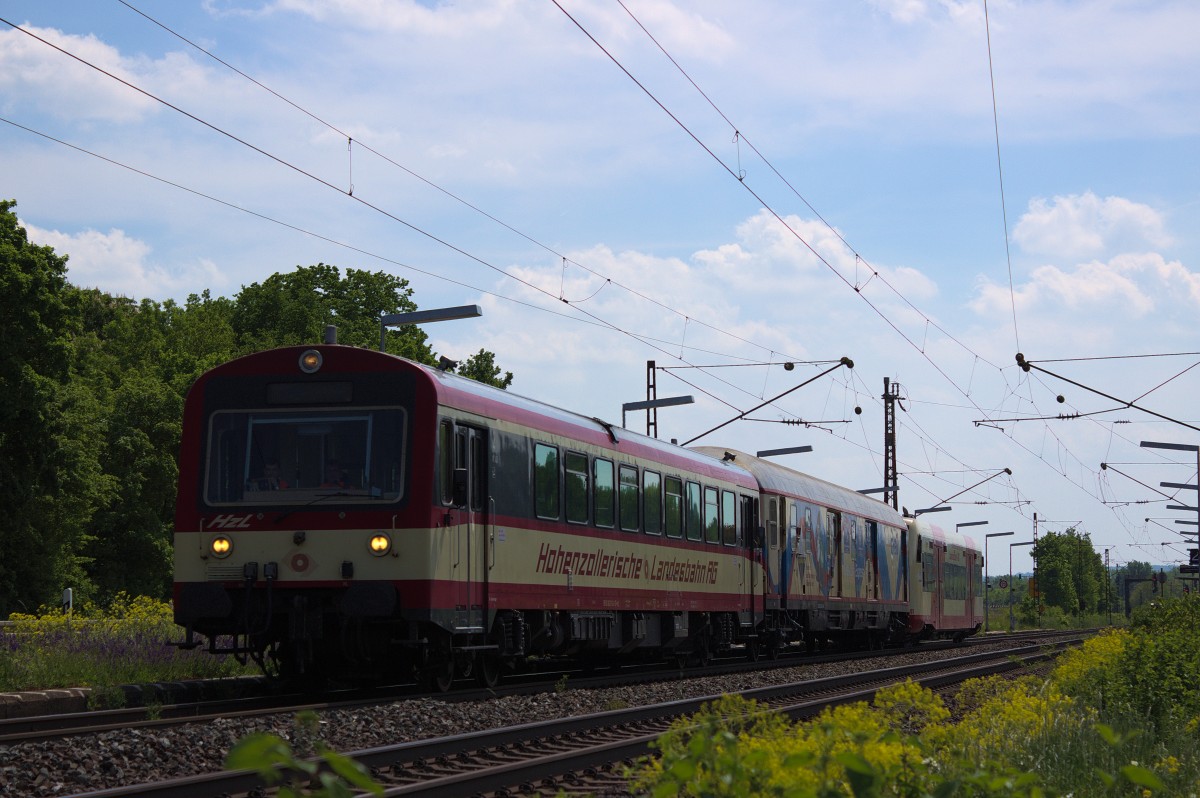 Das Maintal ist immer für eine Überraschung gut. 
Auf dem Weg zu einer Fotostelle kam auf einmal die Überraschung des Tages vorbei. 
Da kamen sofort Heimatgefühle auf, denn gerade die 650er der HzL findet man in meiner Heimat doch alle paar Minuten. Aber 200 Kilometer weiter nördlich sind die Teile doch äußerst selten. 
Grund war wohl die Überführung des Mittelwagens, welcher für den Naturparkexpress bestimmt ist. 
Aufgenommen am 14.05.15 beim Haltepunkt Thüngersheim. 