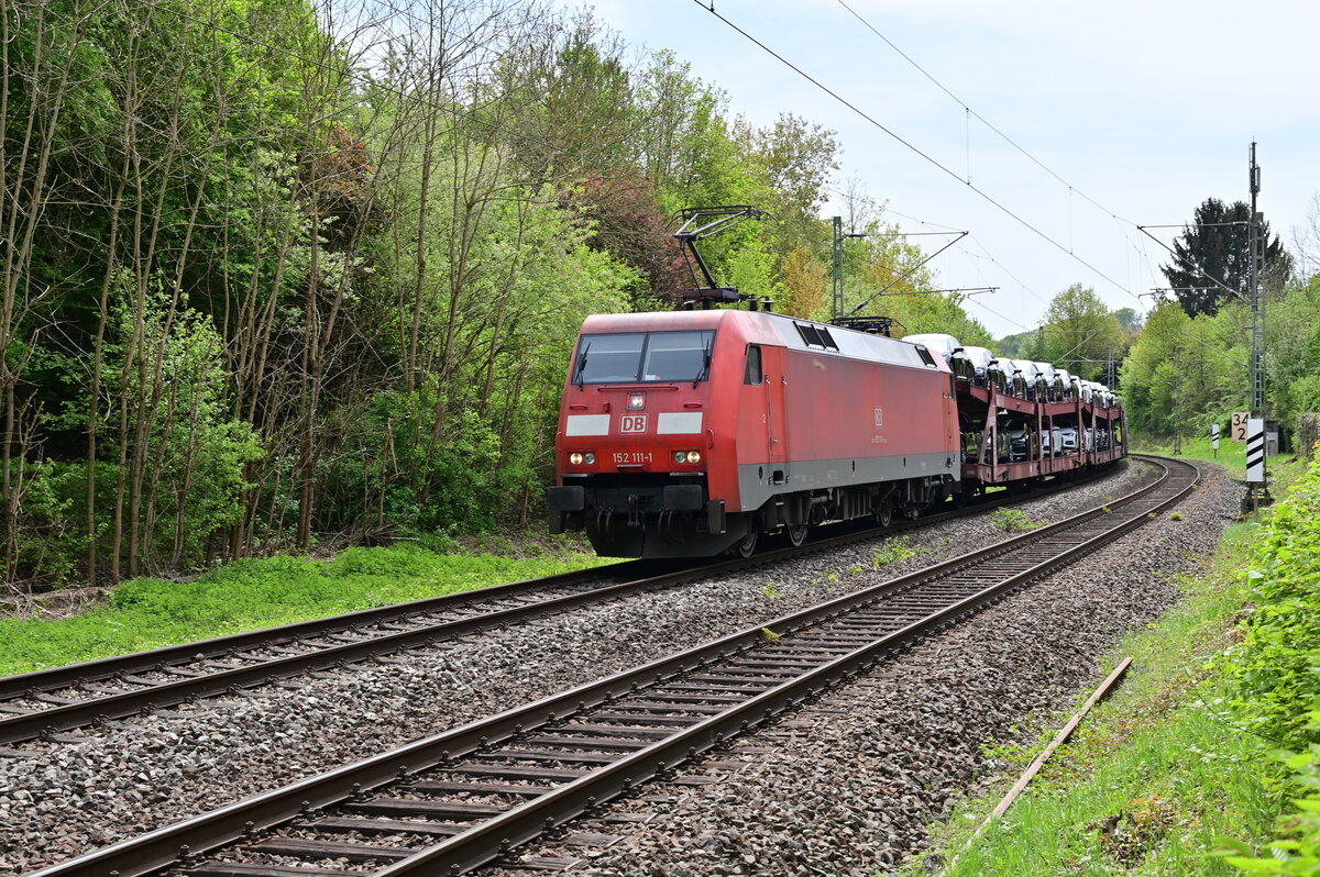 Das ist mal wieder der mittägliche Audi-Zug in Neckargerach, heute ist er von der 152 111-1 bespannt. 29.4.2022