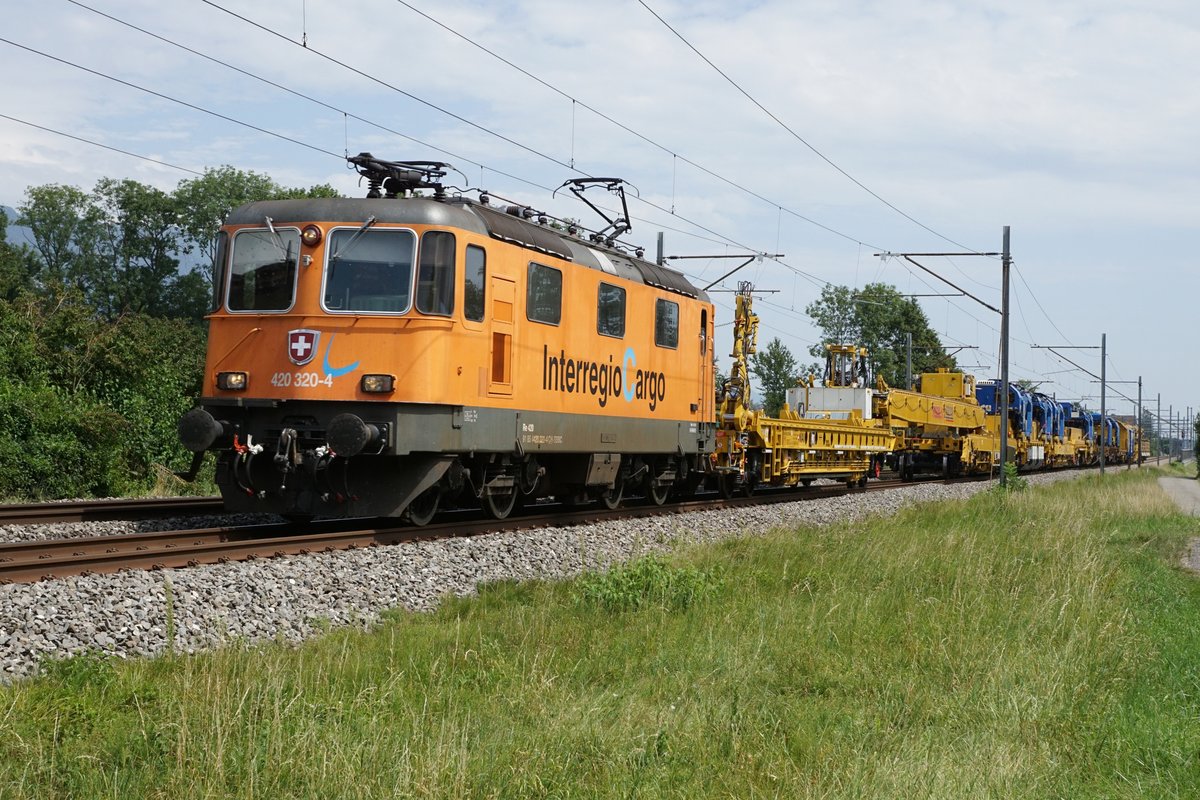 Das  MANDARINLI  von SBB CARGO NATIONAL schleppte am 12. August 2020 eine sehr spezielle Baumaschine in Richtung Westen. Die Sonderleistung mit der Re 420 320-4 wurde bei Selzach geknipst.
Foto: Walter Ruetsch