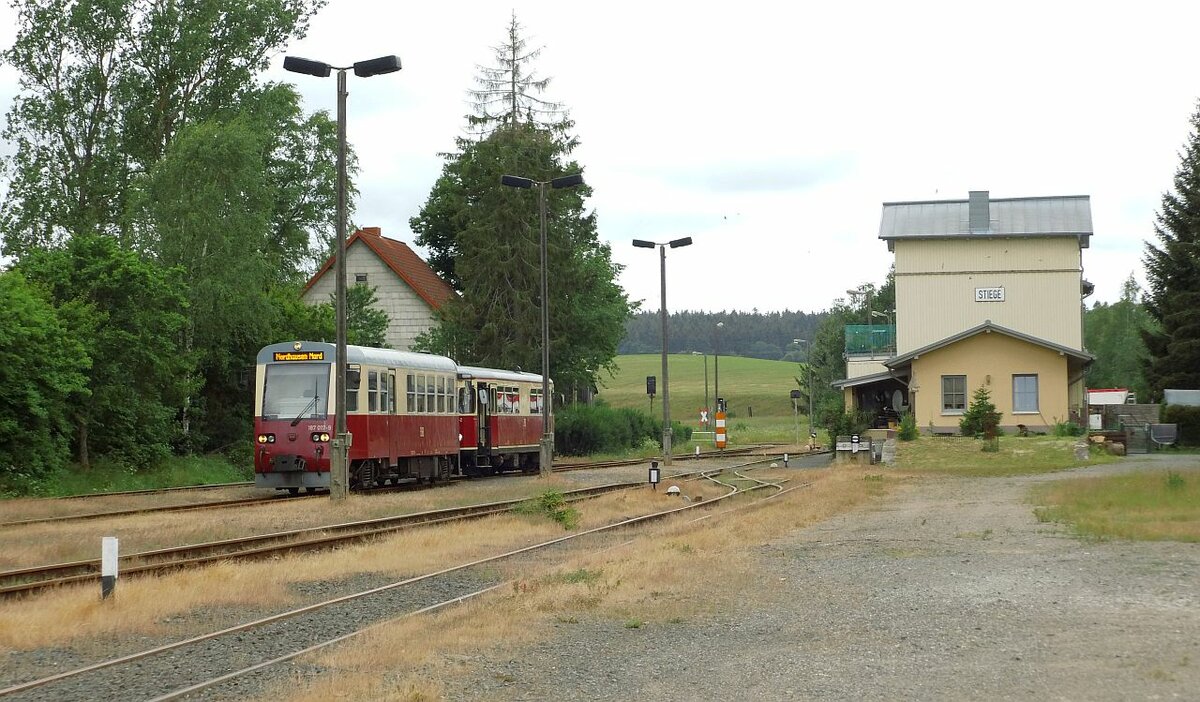 Das Manöver hat geklappt, nun kuppeln und schlauchen Bremsprobe und der Triebfahrzeugführer des 8951 kann sich für die nächsten 20 Minuten der Betrachtung der seitlich vorbei ziehenden Landschaft und der Heckpartie des 187 017 hingeben.05.07.2020
