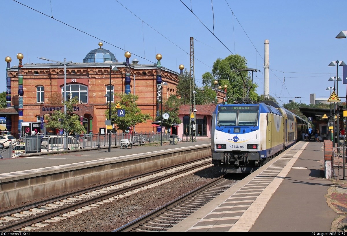 Das markante Empfangsgebäude des Bahnhofs Uelzen neben 146 504-6  Buchholz i. d. Nordheide  der Metronom Eisenbahngesellschaft mbH als RE 82122 (RE3) nach Hamburg Hbf.
[7.8.2018 | 12:59 Uhr]