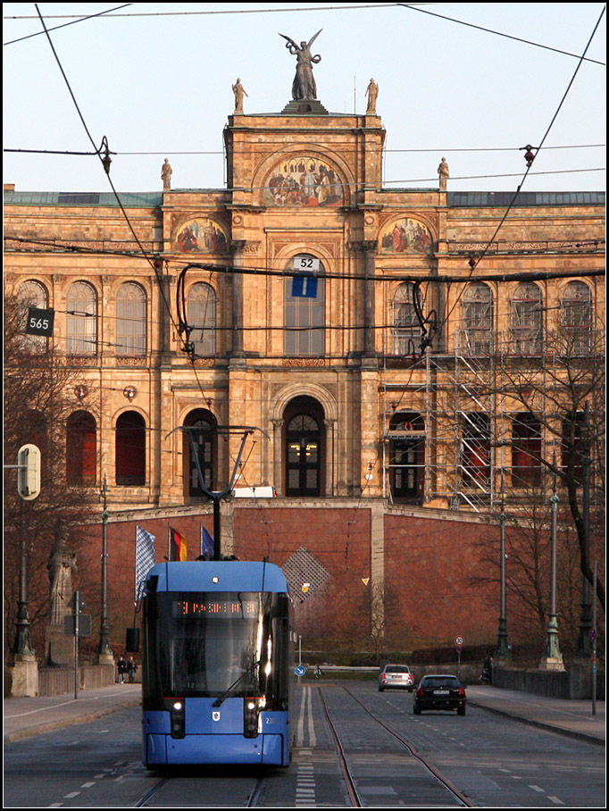 Das Maximilianeum und die Tram -

Eine Variobahn wird bald die Haltestelle am Maxmonument erreichen.

18.03.2015 (M)