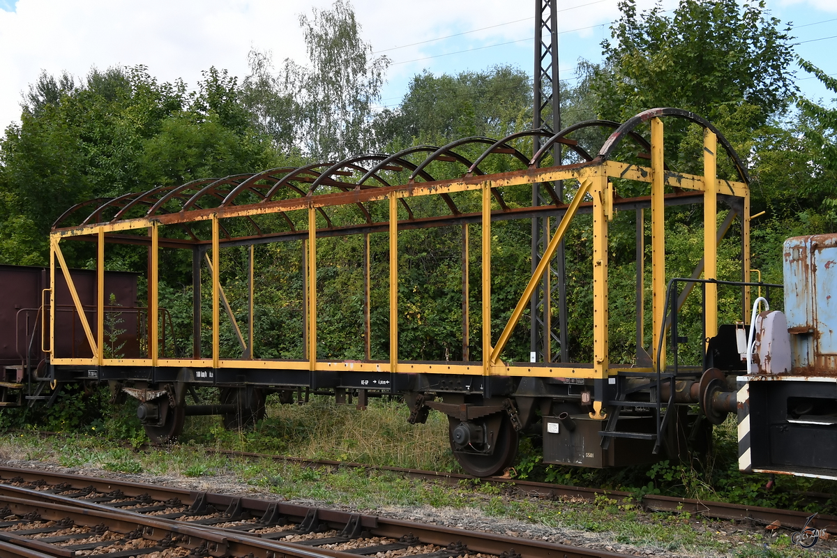 Das Metallgerüst eines gedeckten Güterwagens Anfang August 2018 im Eisenbahnmuseum Weimar.