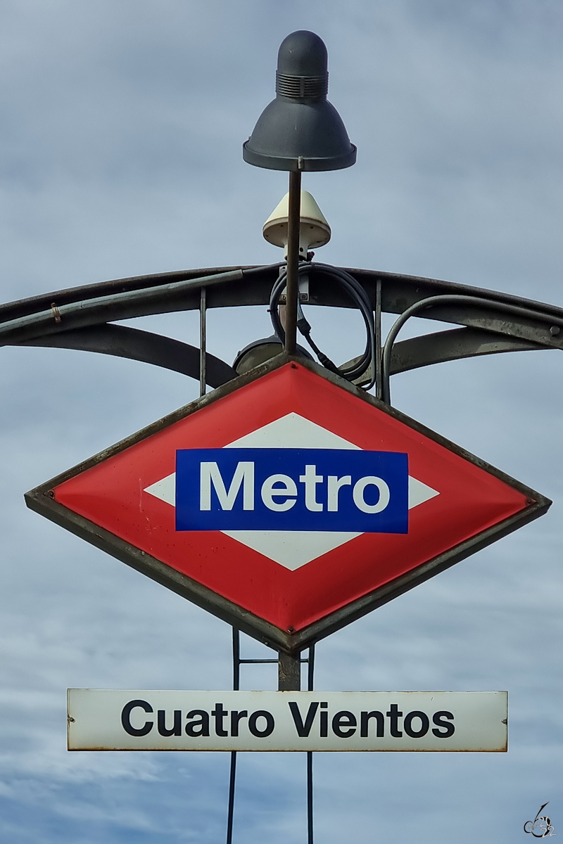 Das Metroschild am Eingang zur Haltestelle Cuatro Vientos, so gesehen Anfang November 2022 in Madrid.